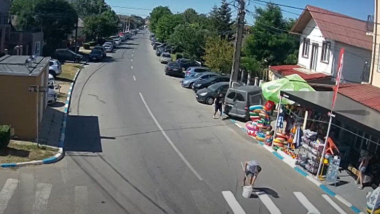 Un barbat din Costinesti a trasat o trecere de pietoni in fata magazinului sau si o reface cand se sterge Imagine