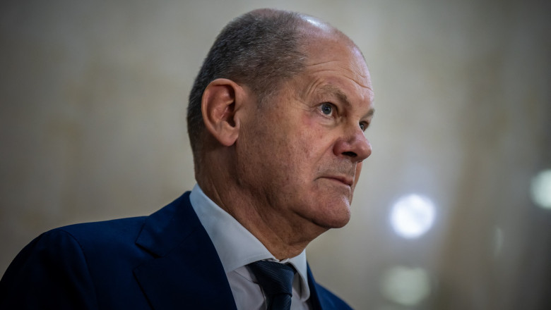 Un barbat din Germania a primit o amenda uriasa pentru ca l-a imbratisat pe Olaf Scholz pe aeroport Imagine