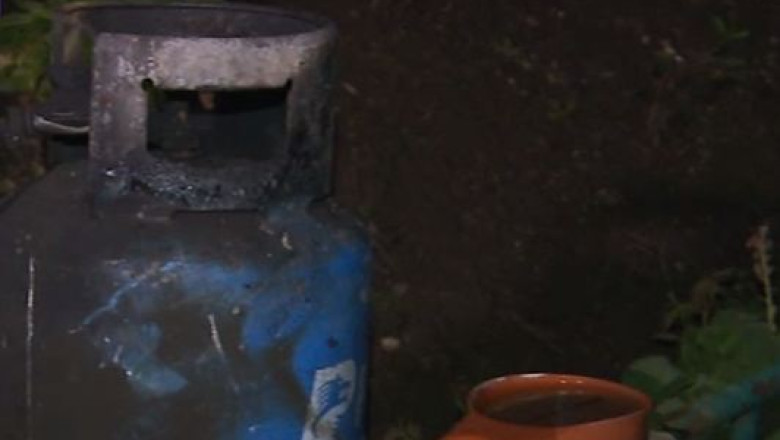 Un barbat din Iasi a incercat sa incendieze o casa si a injunghiat un pompier venit sa stinga flacarile Imagine