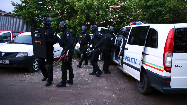 Un barbat din Resita a fost vizitat de trupele speciale, care au gresit adresa. "M-au luat din somn. Mi-au pus pistolul la cap" Imagine