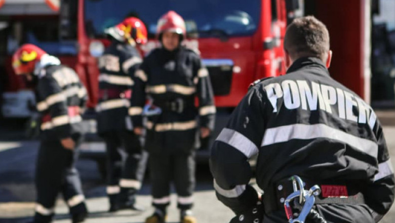 Un barbat din Roman si-a incendiat masina in curtea casei Imagine