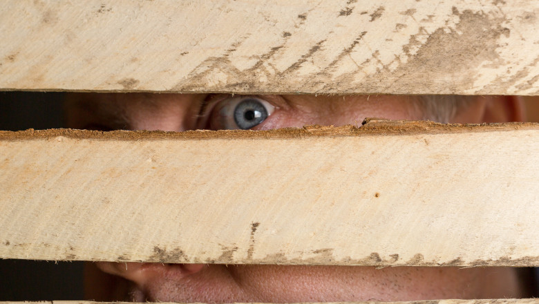 Un barbat din Sibiu a distrus gardul vecinului si s-a facut apoi stapan si pe proprietatea lui Imagine