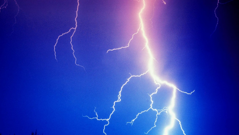 Un barbat din SUA a fost lovit de fulger in curtea casei sale. Primul lucru pe care l-a facut Imagine