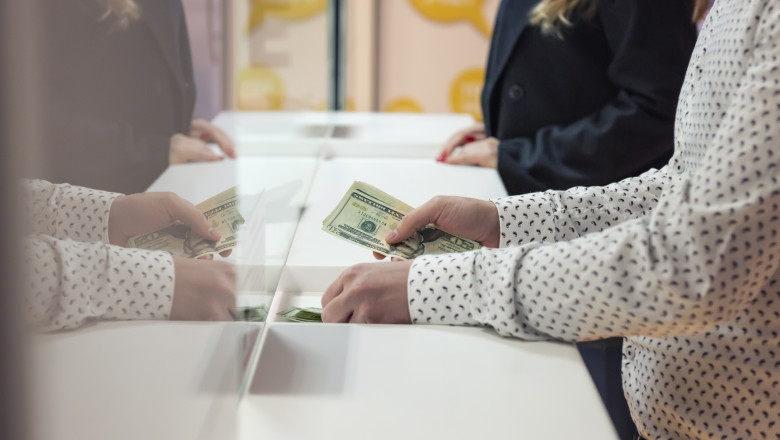 Un barbat din SUA a jefuit o banca de 1 dolar, apoi a insistat ca angajatii sa cheme politia Imagine