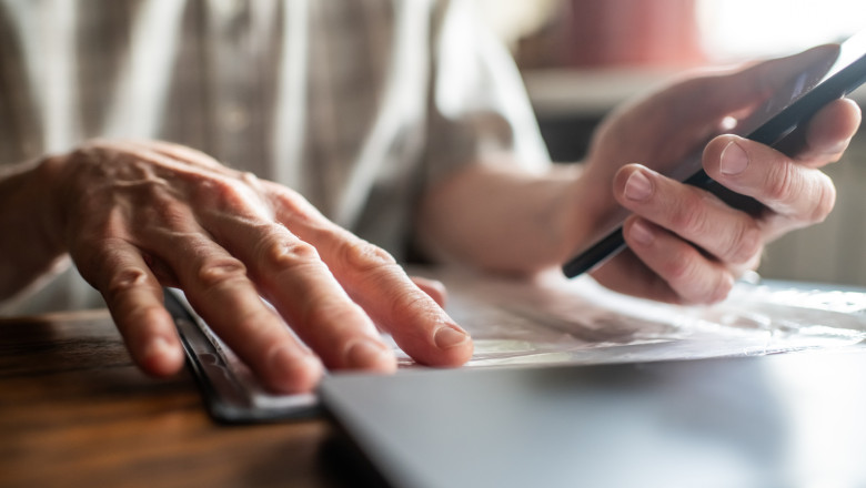 Un barbat din Suceava s-a trezit cu un credit bancar de 37.800 de lei, dupa ce escrocii au pus stapanire pe telefonul lui Imagine