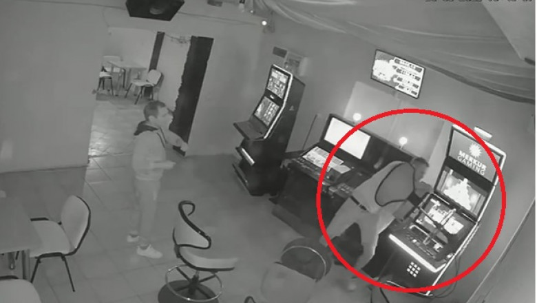 Un barbat din Timis s-a razbunat pe pacanele dupa ce prietenii lui au pierdut 10.000 de euro. Momentul, filmat de camerele video Imagine