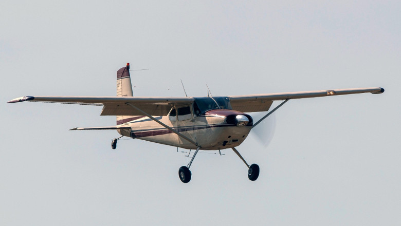 Un barbat este acuzat ca a urmarit o femeie cu avionul timp de 4 ani, aruncand cu rosii spre casa ei. „Ne terorizeaza. Este un cosmar” Imagine