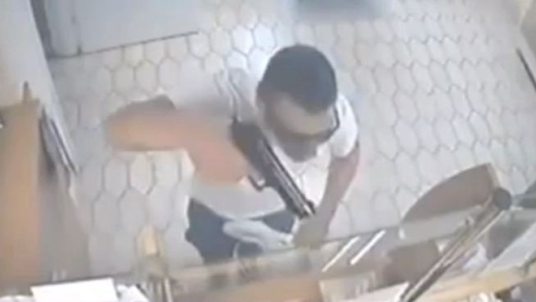 Un barbat este cautat pentru jaf armat. Politia ofera o recompensa de 1.200 de euro Imagine