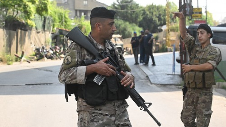 Un barbat inarmat a deschis focul asupra Ambasadei SUA din Liban. Atacatorul a fost impuscat si transportat la spital Imagine