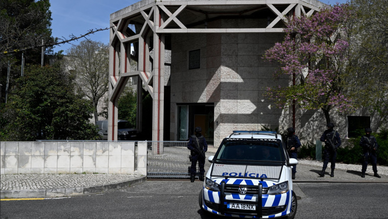 Un barbat inarmat cu un cutit a ucis doua persoane si a ranit altele intr-un centru musulman din Lisabona Imagine