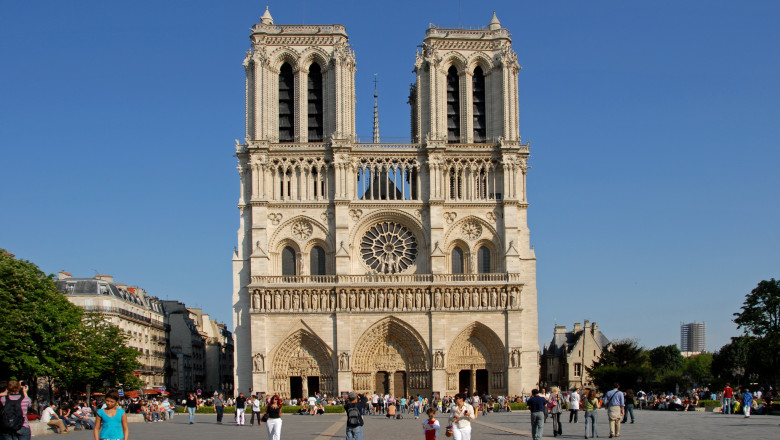 Un barbat s-a sinucis in catedrala Notre-Dame, in semn de protest fata de legalizarea mariajelor homosexuale Imagine