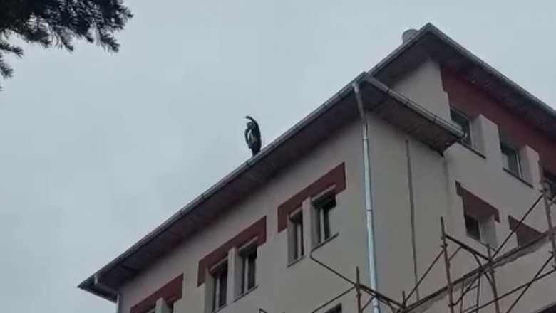 Un barbat s-a urcat pe cladirea Spitalului Judetean din Targu Jiu si ameninta ca se arunca in gol Imagine