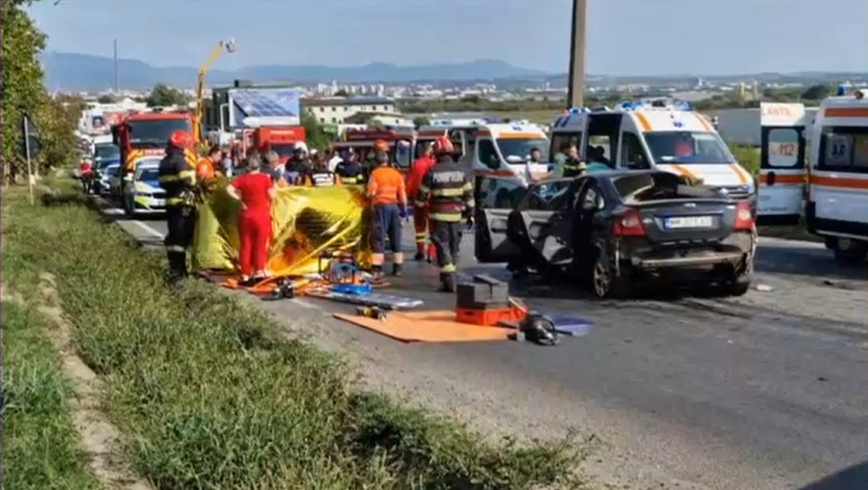 Un barbat si fiul sau de 14 ani au murit intr-un accident grav langa Baia Mare. Masina lor a intrat intr-un TIR Imagine