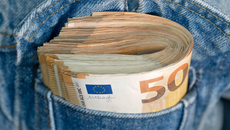 Un barbat si o femeie au furat 58.000 de euro dintr-o haina lasata pe un scaun intr-un cazino din Bucuresti Imagine