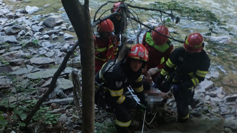 Un barbat si o femeie, raniti dupa ce au cazut aproape 40 de metri intr-o prapastie din Defileul Jiului. Au fost salvati de pompieri Imagine