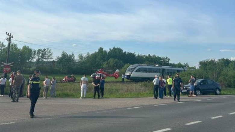 Un barbat si sotia sa au murit loviti de tren, dupa ce motorul masinii in care se aflau s-ar fi oprit pe linia ferata Imagine