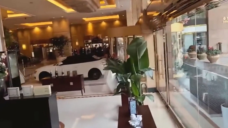 Un barbat suparat pe angajatii unui hotel din China a intrat cu masina prin usile de la intrare si a distrus tot ce i-a stat in cale Imagine