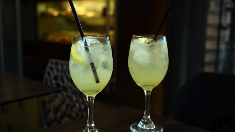 Un barman a fost arestat dupa ce doi turisti pe care i-a servit cu limoncello contrafacut au murit, in Vietnam Imagine