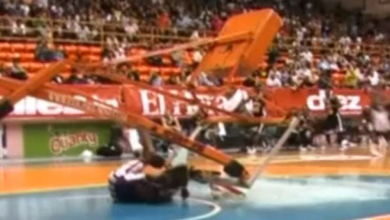 Un baschetbalist din echipa Harlem Globetrotters s-a ranit in timpul unui procedeu spectaculos Imagine