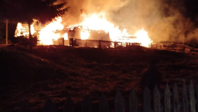 Un batran din Suceava s-a sinucis, dandu-si foc la casa, de suparare ca fetele sale l-au abandonat Imagine