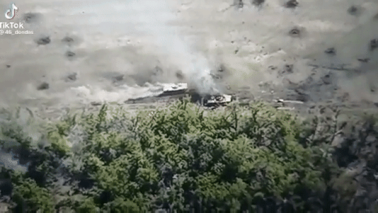 Un blindat al armatei ruse detoneaza o mina in Ucraina. Urmatorul blindat repeta la indigo greseala si detoneaza alte mine Imagine