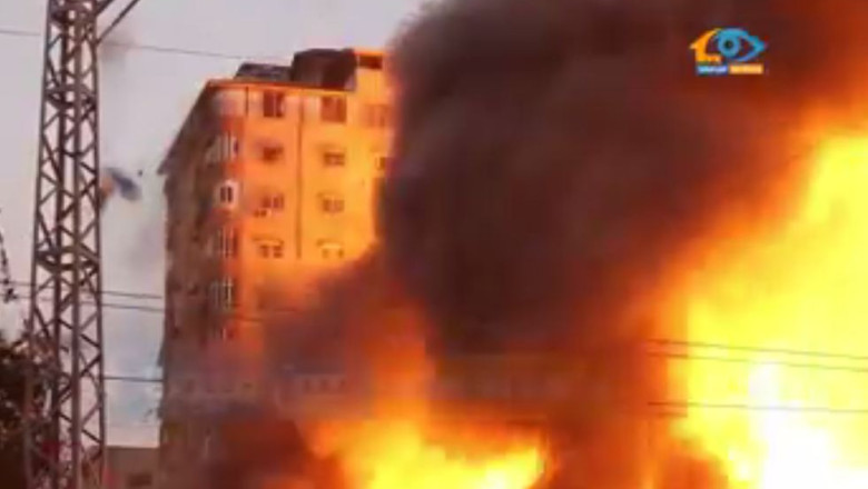 Un bloc de 13 etaje din Gaza a fost distrus intr-un atac cu rachete Imagine