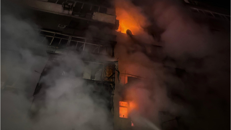 Un bloc de 16 etaje, lovit de drone rusesti intr-un cartier din Kiev. Trei oameni au murit, alti zeci au fost raniti Imagine