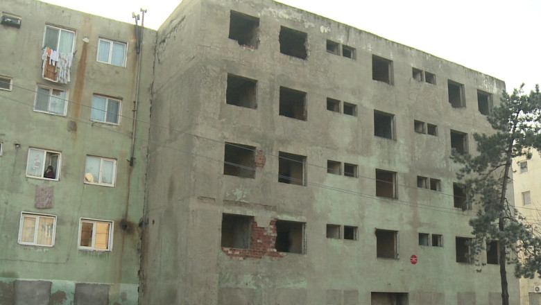 Un bloc din Fetesti, in pericol de prabusire. Imobilul s-a afundat mai bine de un metru in pamant Imagine