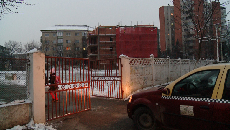 Un bloc este construit in curtea unei scoli din Oradea. Terenul a fost castigat in instanta de fostul proprietar Imagine