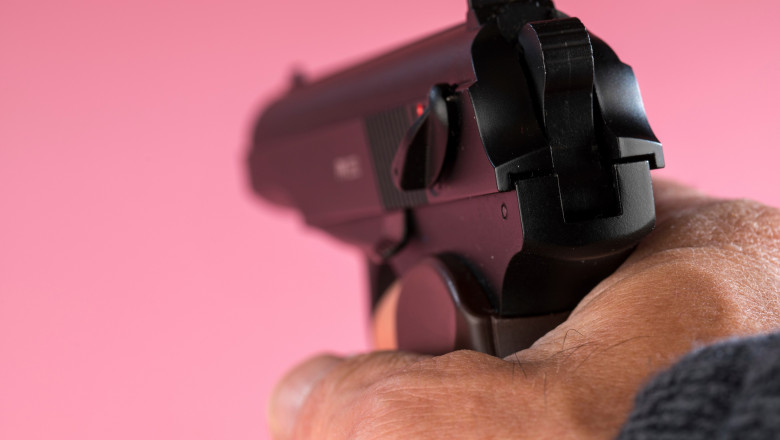 Un botosanean a vrut sa cumpere ilegal o arma pentru a-si impusca fratele. Planul, pus la punct impreuna cu cumnata lui Imagine