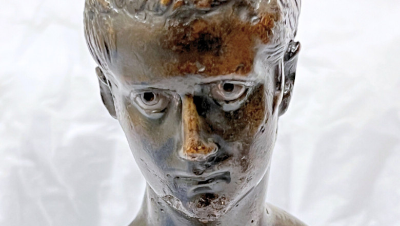 Un bust din bronz al imparatului Caligula, gasit dupa 200 de ani Imagine