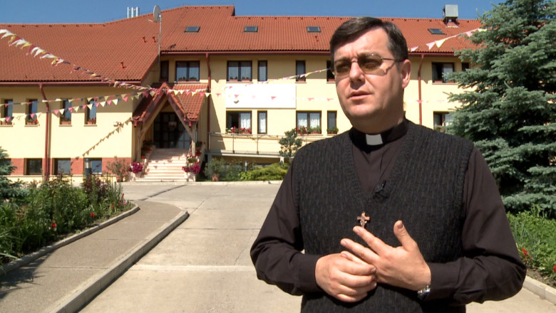 Un calugar, agent de plasare a fortei de munca. Zeci de tineri care au cerut ajutor la manastire si-au gasit slujbe Imagine