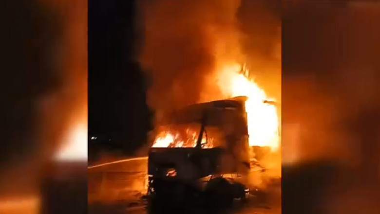 Un camion a luat foc in mers pe centura orasului Gherla. Soferul a vazut cum de sub cabina ies scantei Imagine