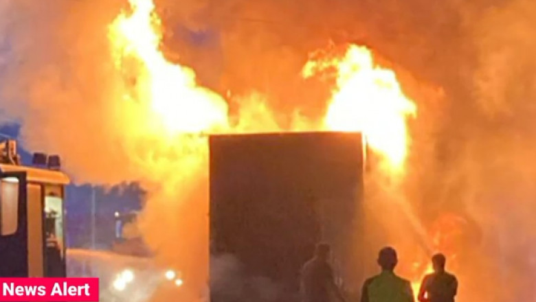 Un camion a luat foc in mers pe un drum national din Brasov Imagine