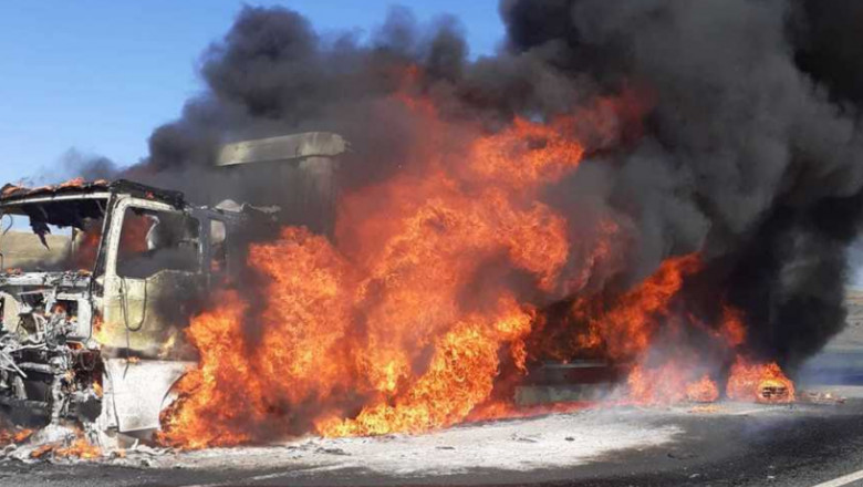 Un camion a luat foc pe DN 1, in judetul Cluj. Pompierii intervin cu mai multe autospeciale Imagine