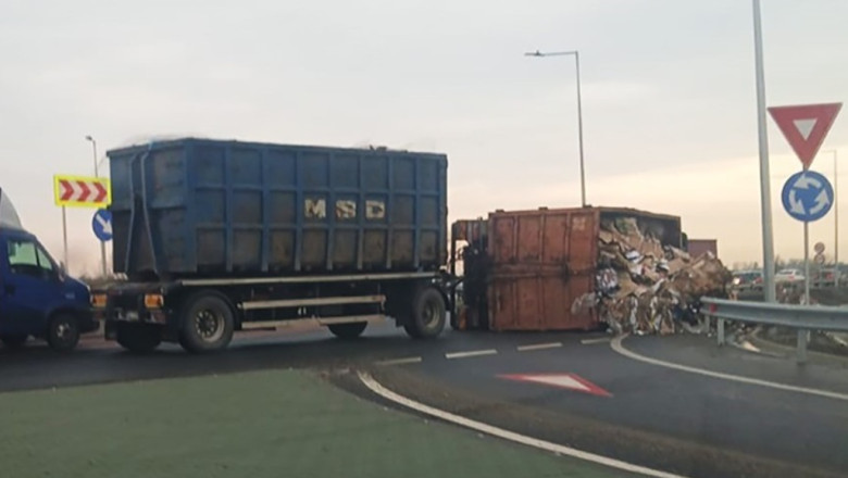 Un camion cu deseuri s-a rasturnat pe breteaua de acces catre Autostrada Buzau - Focsani, in zona Vadu Pasii. Traficul este blocat Imagine