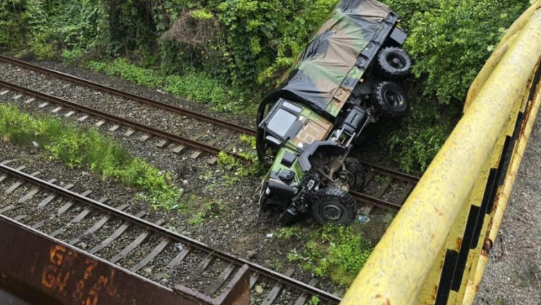 Un camion NATO s-a rasturnat de pe un pasaj rutier pe calea ferata, la intrarea in Calimanesti. Doi militari francezi au fost raniti Imagine