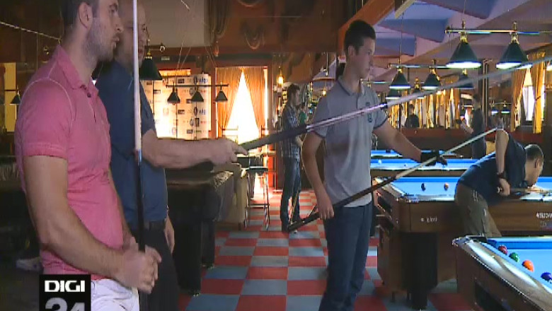 Un campion mondial preda lectii de biliard Imagine