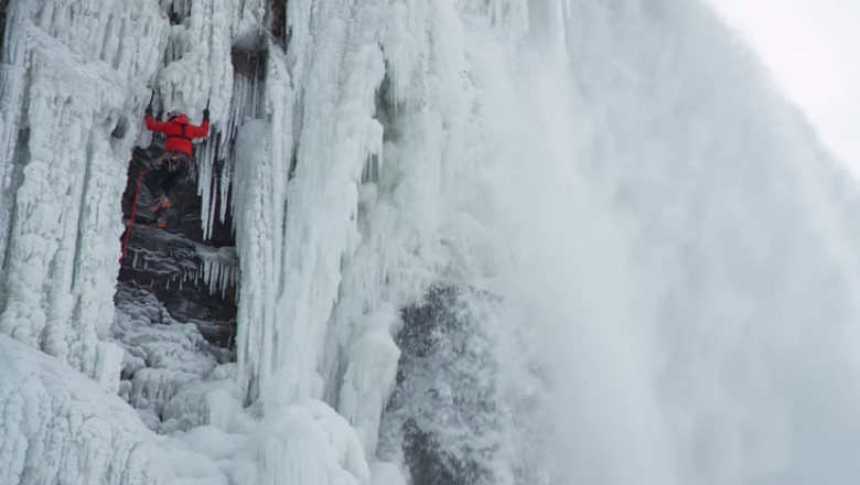 Un canadian, primul om din lume care a escaladat peretii inghetati ai cascadei Niagara Imagine