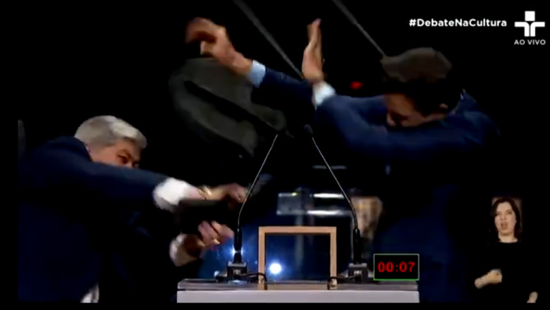 Un candidat la primarie din Brazilia a ajuns la spital dupa ce rivalul sau l-a atacat cu un scaun in timpul unei dezbateri televizate Imagine