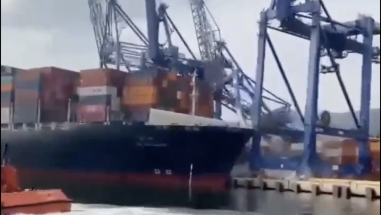 Un cargou din Hong Kong a daramat in lant mai multe macarale dintr-un port la Marea Neagra, dupa ce a ratat amararea Imagine