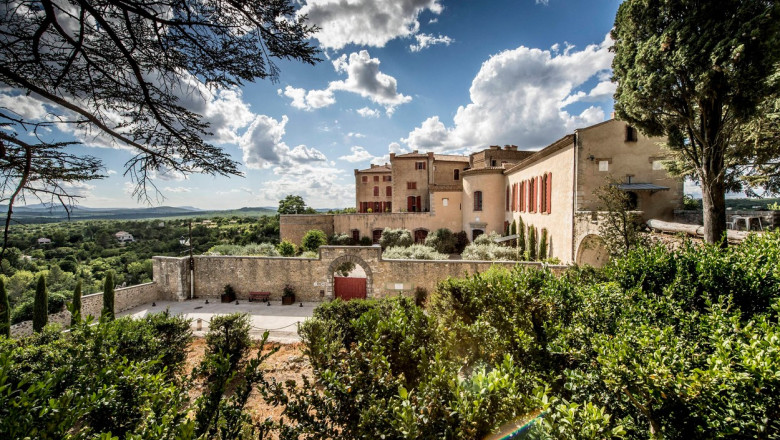 Un castel vechi de peste 1000 de ani a fost scos la vanzare in Franta, iar in zona locuiesc Brad Pitt, George Clooney si George Lucas Imagine