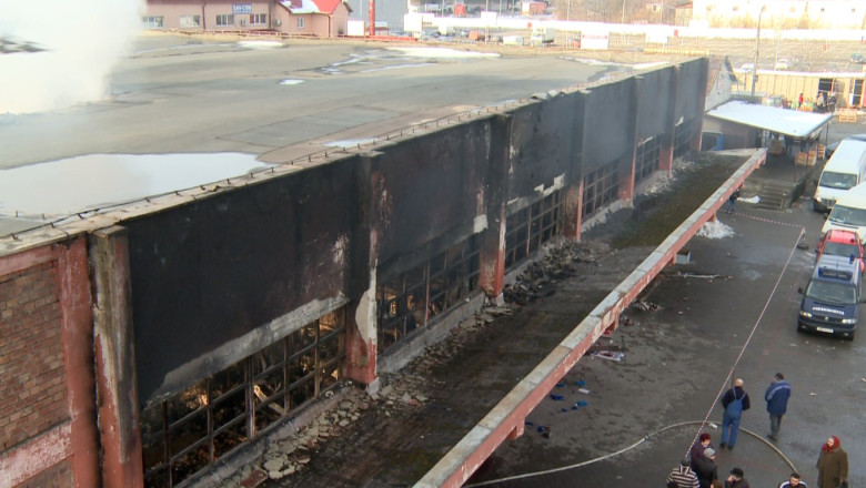 Un centru comercial din Suceava arde de peste 30 de ore Imagine