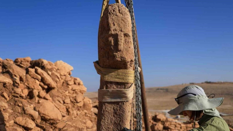 Un chip uman sculptat pe un stalp vechi de 12.000 de ani, descoperit in situl neolitic Karahan Tepe din Turcia Imagine