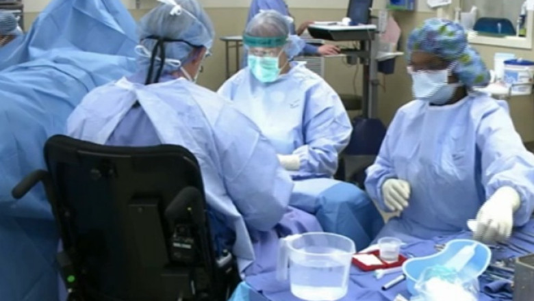 Un chirurg paralizat opereaza din nou. Medicul face interventii chirurgicale dintr-un scaun cu rotile Imagine
