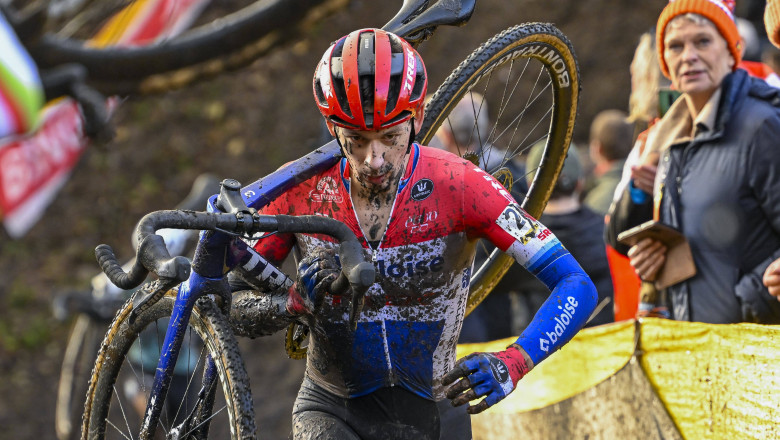 Un ciclist care s-a accidentat in timpul unei curse si-a pus singur umarul la loc cu ajutorul bicicletei Imagine