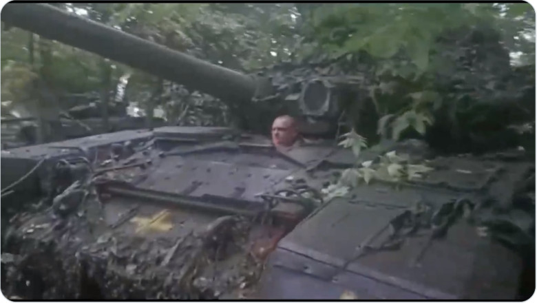Un colonel ucrainean conduce cel mai modern tanc rusesc, capturat pe front. „Mama, cum porneste!” „O ia la sfert” Imagine