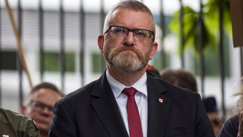 Un controversat europarlamentar polonez de extrema dreapta sustine ca camerele de gazare de la Auschwitz sunt „false” Imagine