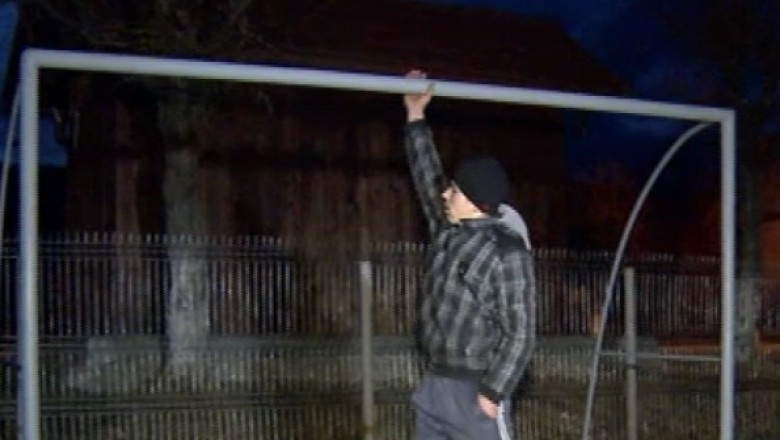 Un copil a ajuns la spital dupa ce o poarta de fotbal a cazut peste el Imagine