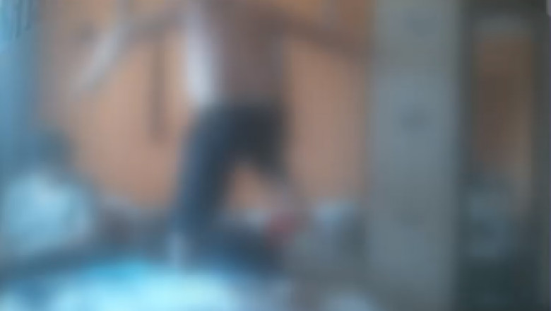 Un copil a fost legat si batut de tatal vitreg, in timp ce mama privea impasibila scena. Totul a fost filmat de fratele mai mic Imagine